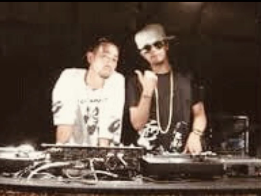 バンコクのクラブでプレイするDJ