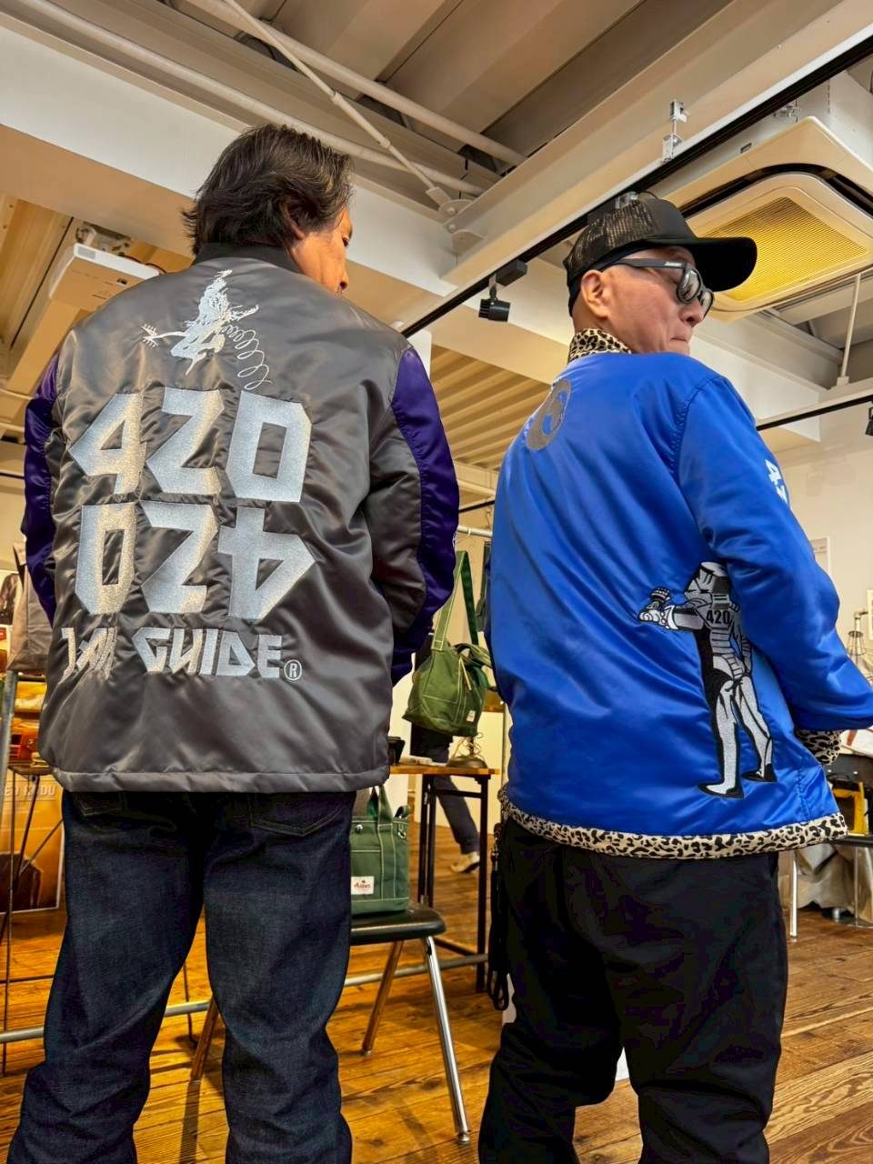 展示会場でのスーベニアジャケットの後ろ姿