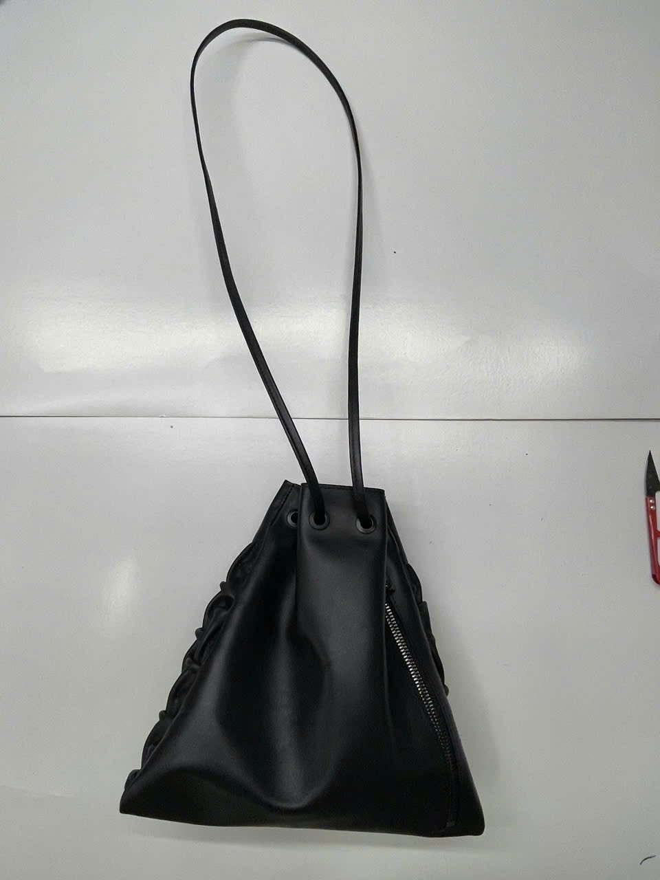 レザー ドローストリングバッグ — Bags & Accessories