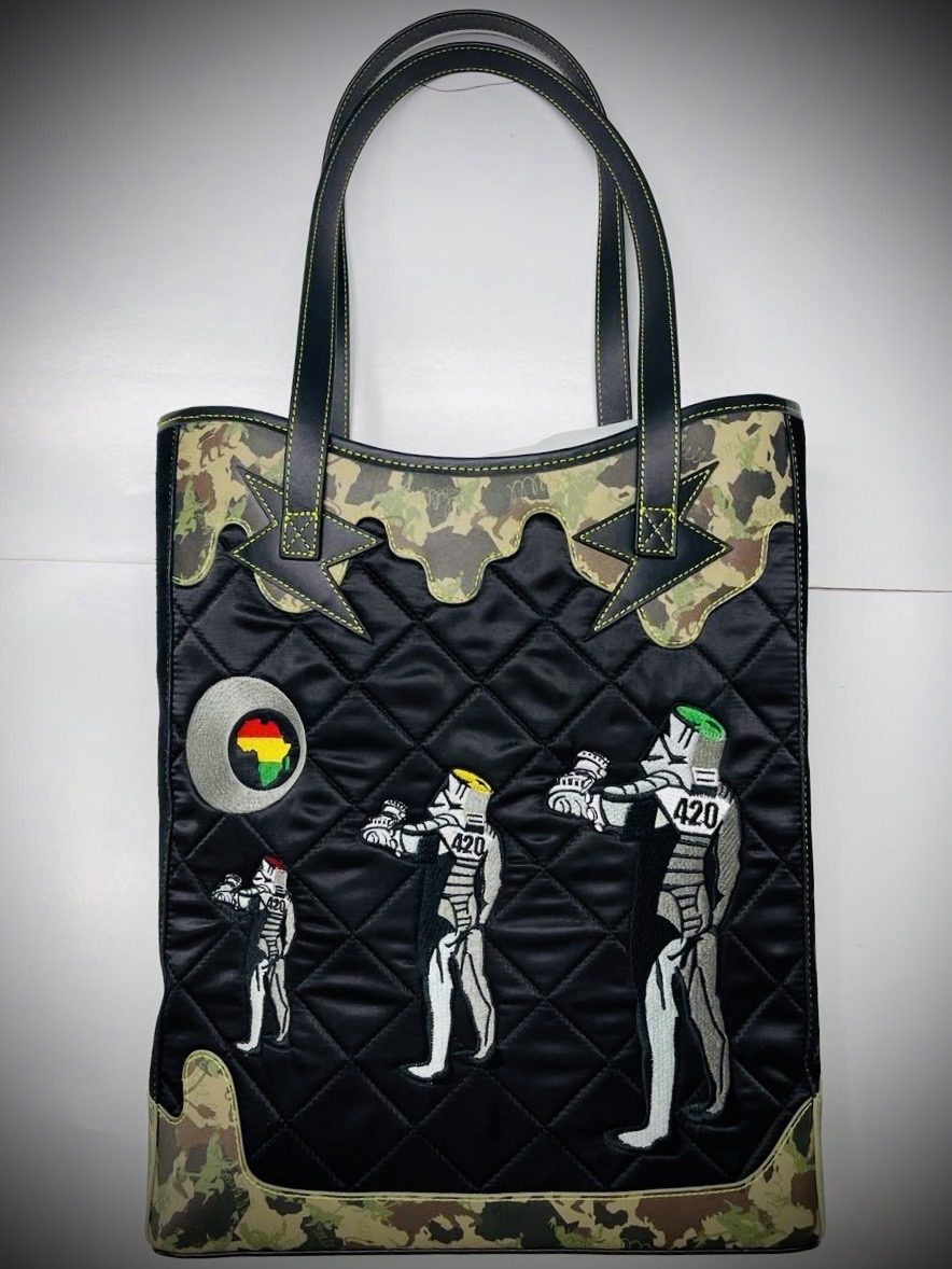 黒のキルティングトート、カモ切替とトルーパー刺繍