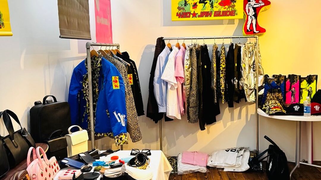 東京のショールーム。ジャケットのラックとサンプルを並べた台